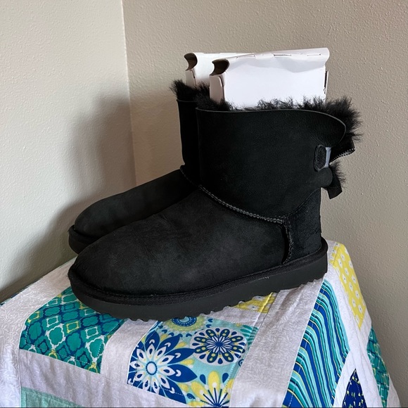 Ugg boot, size 6, black with bow - Picture 3 of 10